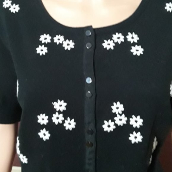 DESIGNERS ORIGINALS BLACK W/WHITE EMBROIDERED FLOWERS SHORT SWEATER SIZE S NWT - Picture 2 of 6